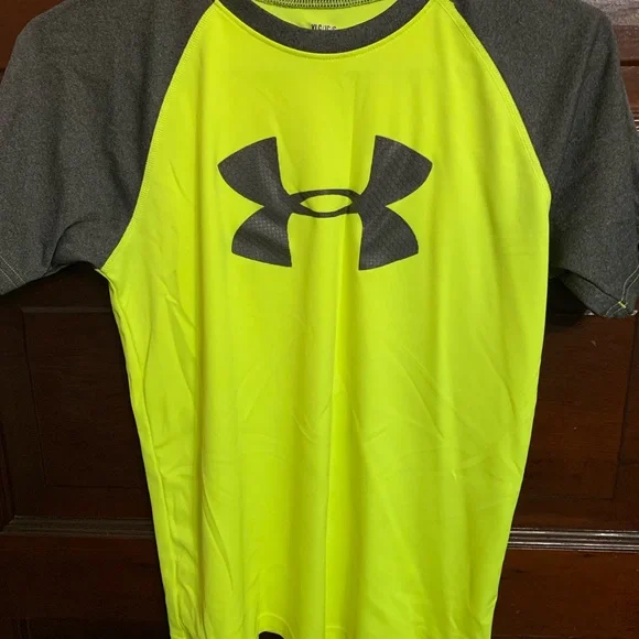 Under Armour Youth Top. - Picture 2 of 4
